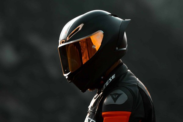 Comment choisir un casque de moto avec protection contre le vent pour les longues distances?